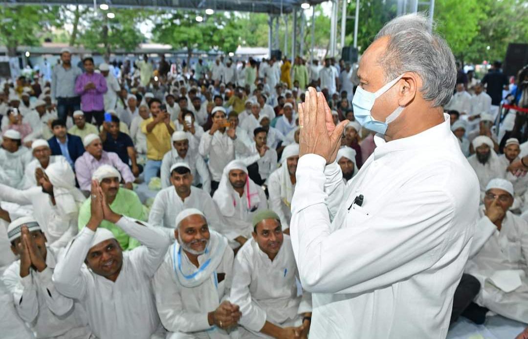 Rojadars gathered at the Chief Minister's residence, praying for peace in the country Rojadars gathered at the Chief Minister's residence, praying for peace in the country