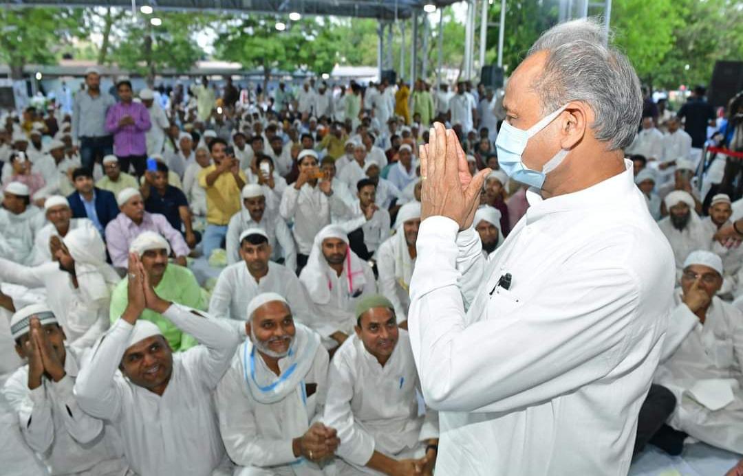 Rojadars gathered at the Chief Minister's residence, praying for peace in the country