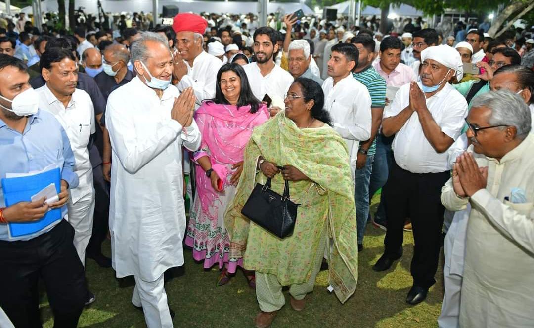 Rojadars gathered at the Chief Minister's residence, praying for peace in the country