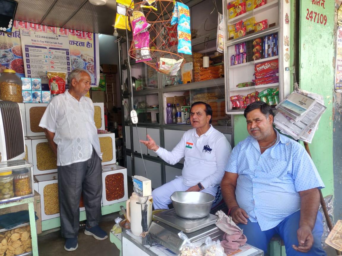 MP Jaunapuria gossiped for an hour at Jain Kachori shop in Tonk