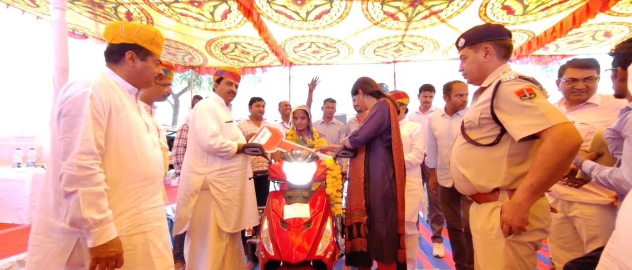 25 Divyangjan got scooty, faces blossomed after getting scooty