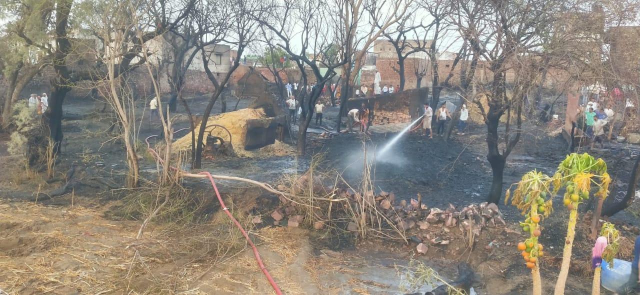 40 छप्परपोश मकानों में लगी आग, 4 दमकल की गाड़ियों ने पाया आग पर काबू, एक के बाद एक मकान ने पकड़ी आग