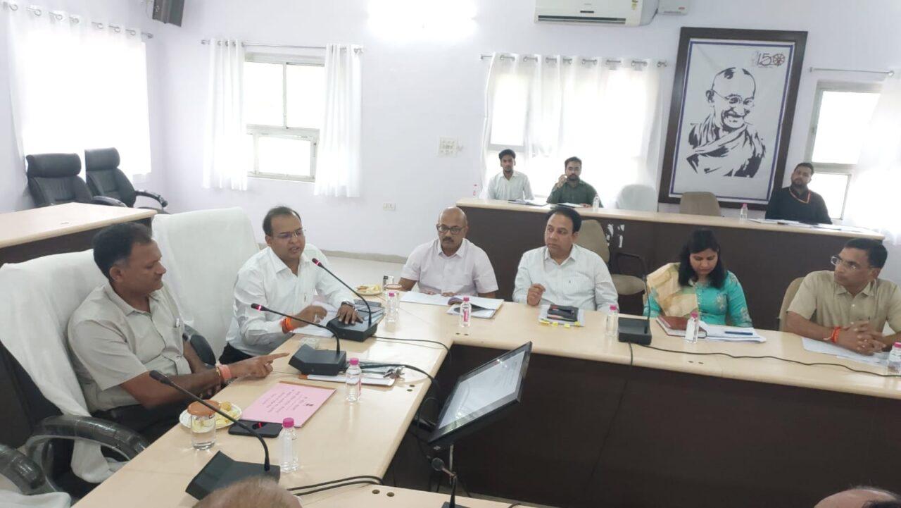 प्रभारी सचिव महाजन ने ली भीलवाड़ा के अधिकारियों की क्लास, नगर परिषद आयुक्त दुर्गा को दिए स्पष्ट