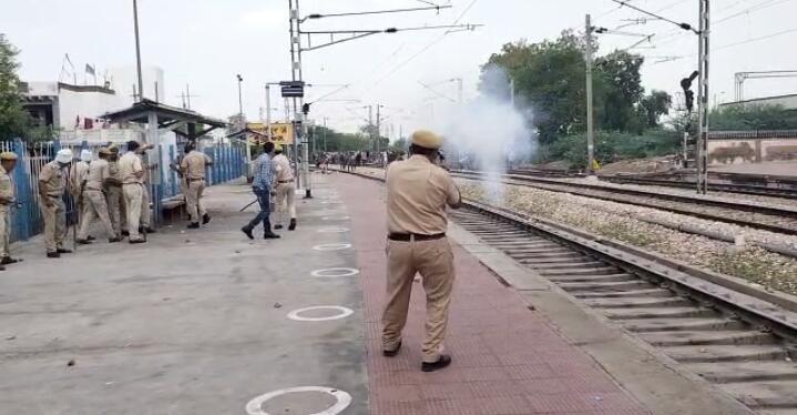 भरतपुर युवाओं ने जयपुर-आगरा रेलवे ट्रेक जाम किया , पुलिस ने की लाठीचार्ज, युवाओं को हिरासत में लिया
