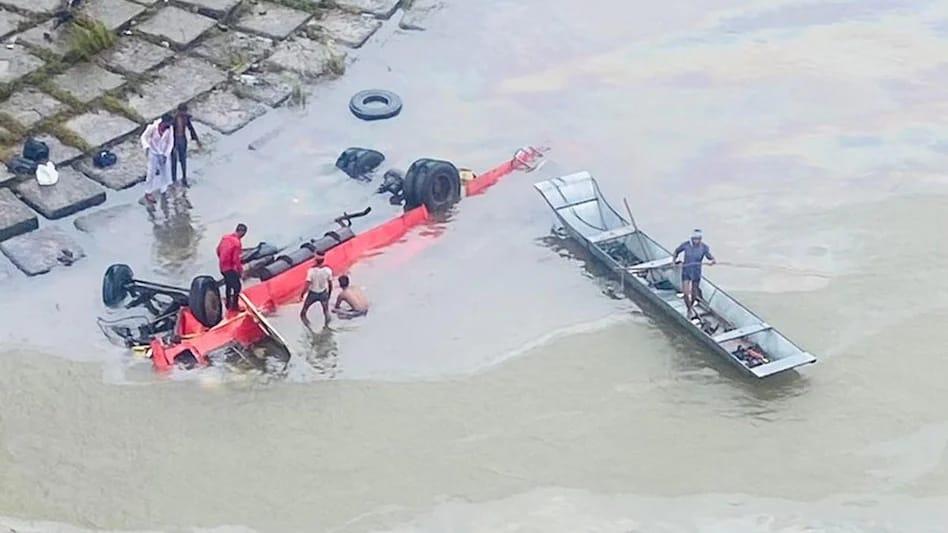 बस नदी में गिरी अपटेड- मृतकों में राजस्थान के 3 यात्री शामिल