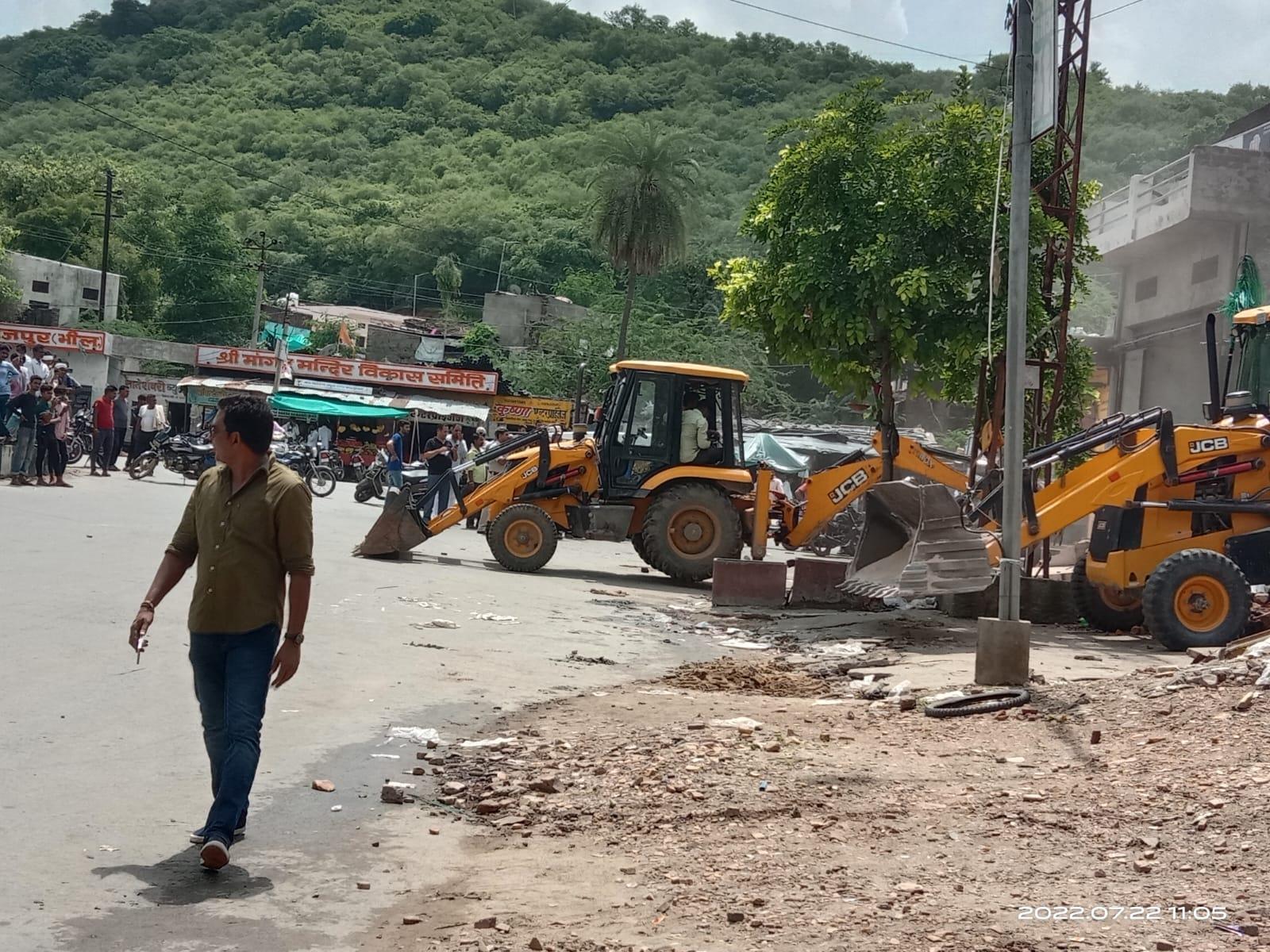 सात दिनों बाद फिर चला बुलडोजर, देवस्थान भूमि से अतिक्रमण किया ध्वस्त