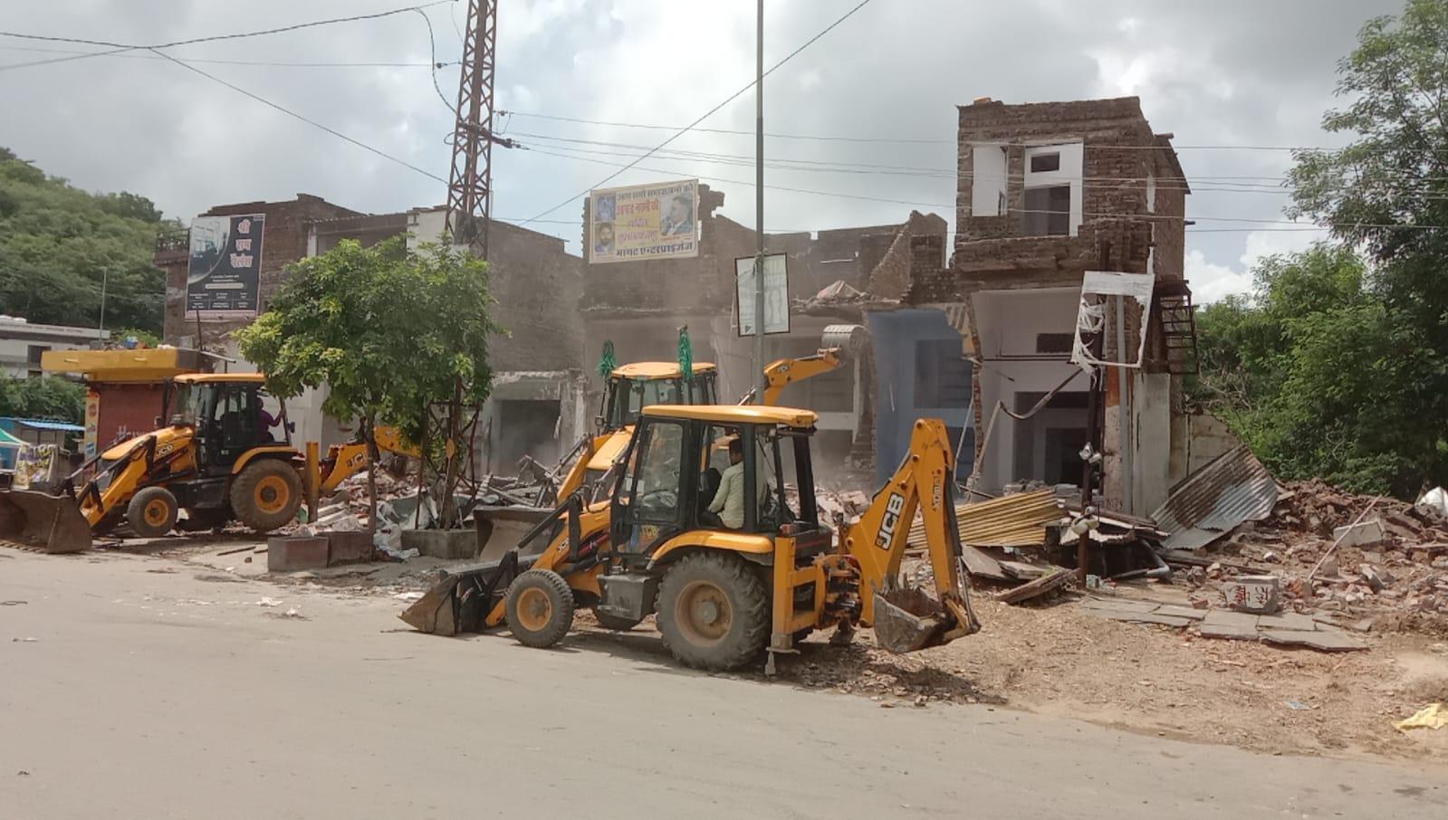 सात दिनों बाद फिर चला बुलडोजर, देवस्थान भूमि से अतिक्रमण किया ध्वस्त