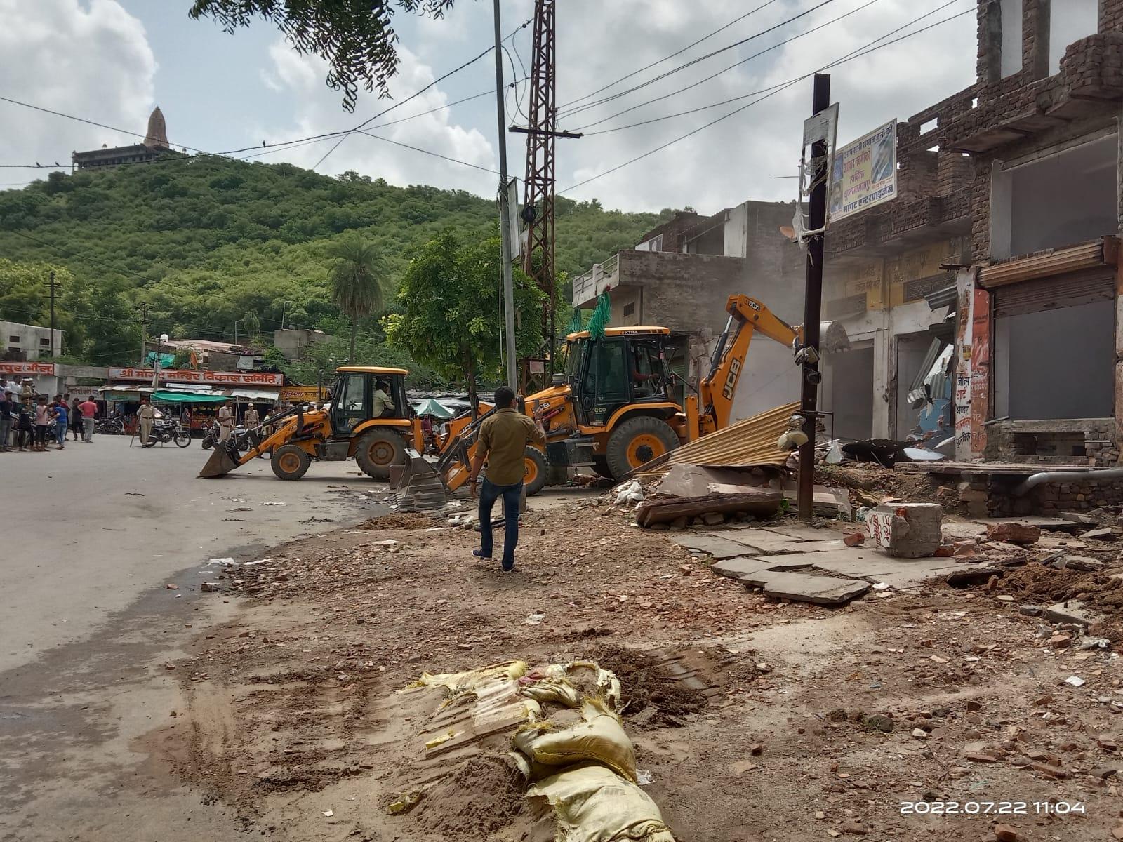 सात दिनों बाद फिर चला बुलडोजर, देवस्थान भूमि से अतिक्रमण किया ध्वस्त