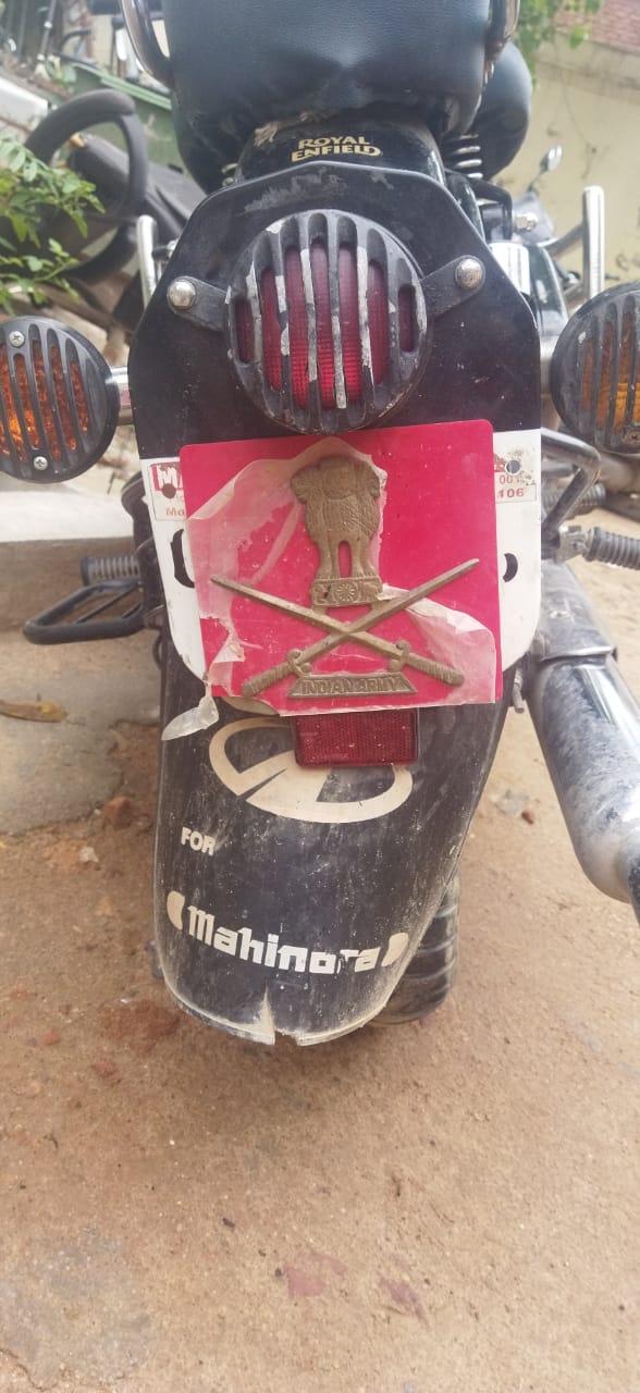 भरतपुर में बुलट मोटर साईकिल पर नम्बर प्लेट के स्थान पर अशोक स्तम्भ व बैटन क्रोस लगाने  पर मोटरसाईकिल  जप्त