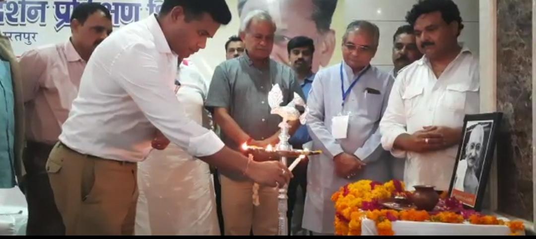 भरतपुर में संभाग स्तरीय तीन दिवसीय गांधी दर्शन आवासीय प्रशिक्षण शिविर का राज्य मंत्री डॉ सुभाष गर्ग ने किया शुभारम्भ