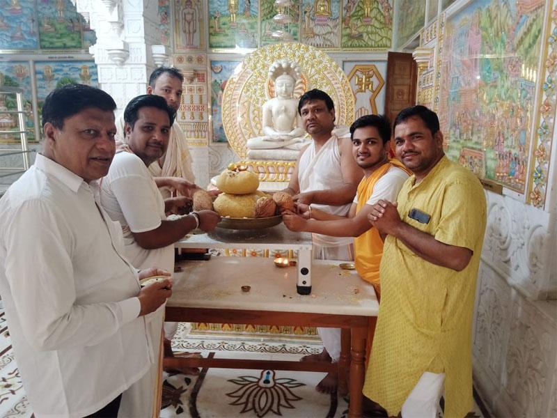Celebrated the Moksha Kalyanak Festival of Lord Parshvanath, offered laddus of eleven kilos