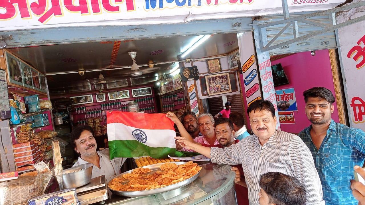 टोंक में तिरंगे झंडो का वितरण किया | Tringa jhanda flags were distributed in Tonk