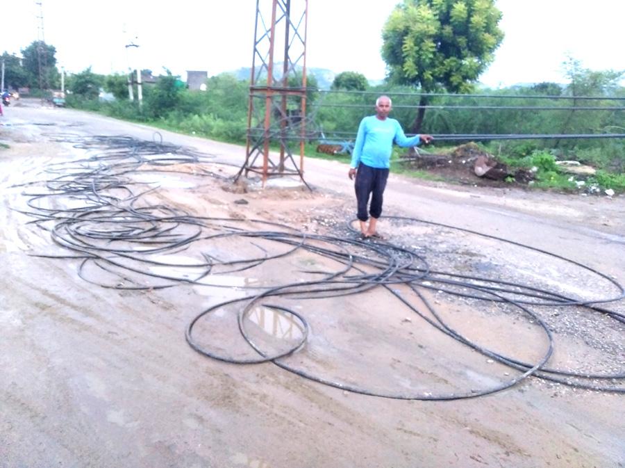 Tonk: Negligence of electricity corporation and contractor in pole shifting work Tonk: Negligence of electricity corporation and contractor in pole shifting work