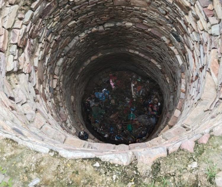 Deoli: The ruined open well became the cause of the accident, the cow that fell in the well was pulled out of trouble