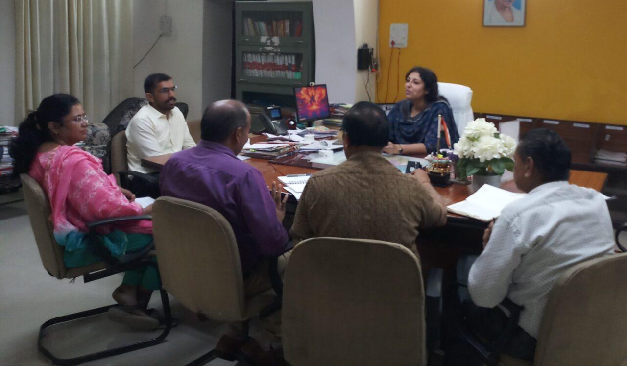 Tonk District Collector Chinmayi Gopal took a review meeting regarding the ongoing innovations in the district, show cause notices were given to the heads and teachers