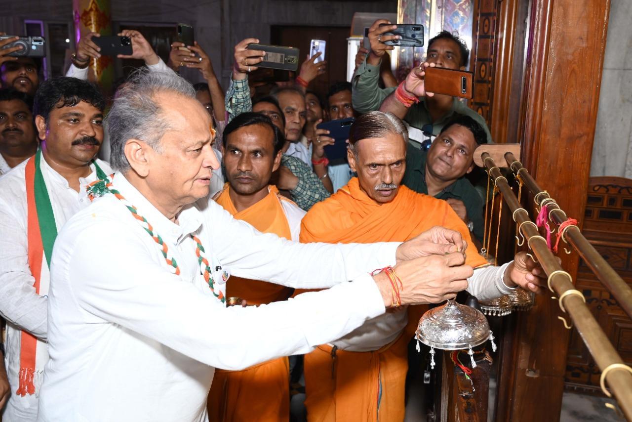 मुख्यमंत्री अशोक गहलोत का अलवर दौरा,तिजारा के चन्द्रप्रभु जैन मन्दिर की आरती में हुए शामिल