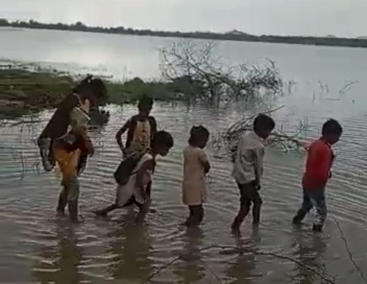 दबंगों ने खाई खोदकर रोका रास्ता, स्कूल जाने के लिए तालाब से गुजरने पर मजबूर मासूम बच्चे 