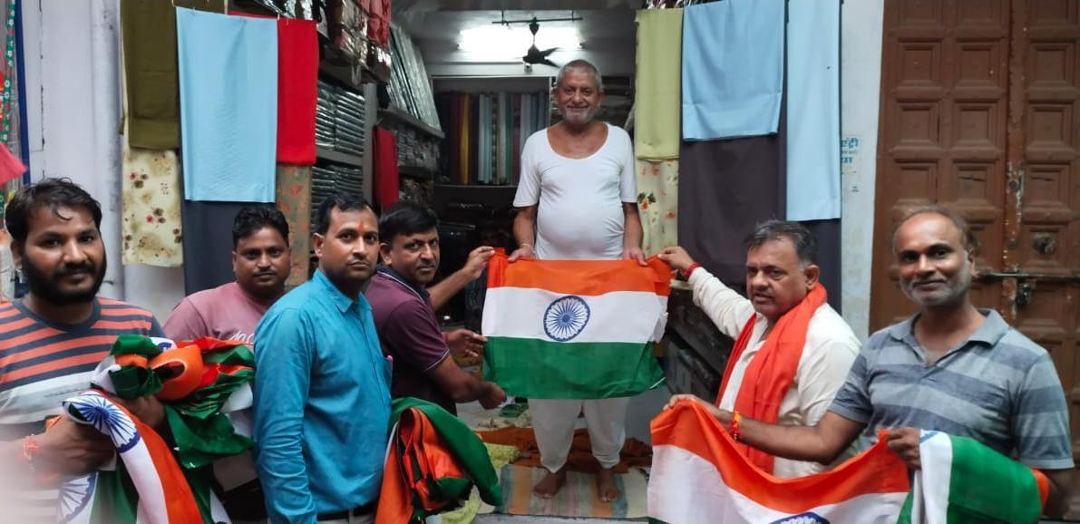 कांग्रेसियों ने निकाली यात्रा, भाजपाइयों ने बांटे तिरंगे
