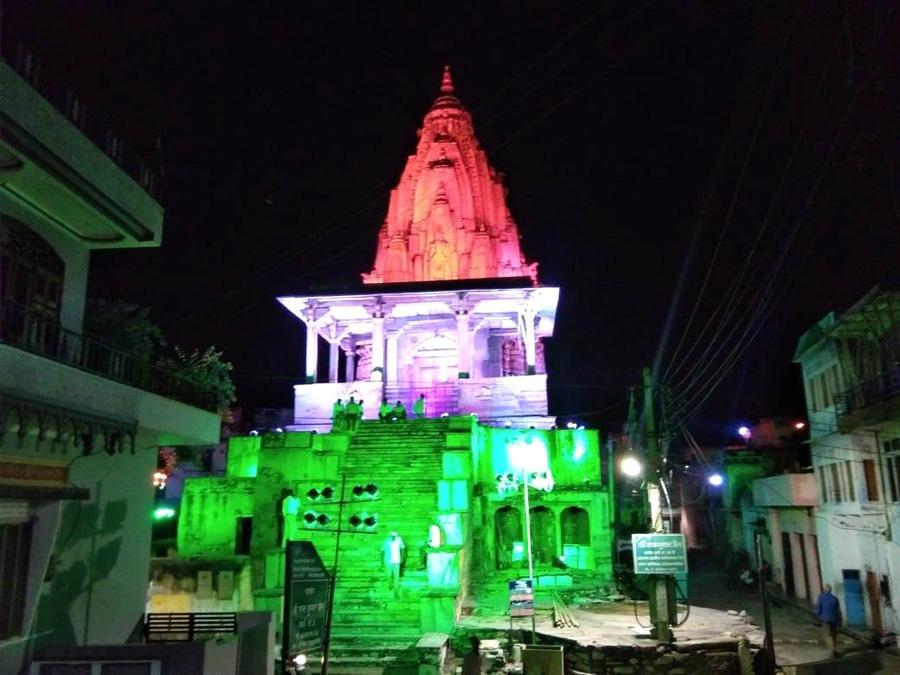 कल्याण राय और बीसलदेव मन्दिर तिरंगे के रंगों में