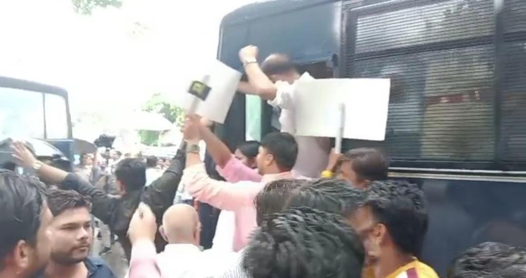 महंगाई के खिलाफ कांग्रेस का प्रदेश भर में हल्ला बोल, जयपुर में बारिश के बीच कार्यकर्ताओं ने दी गिरफ्तारी