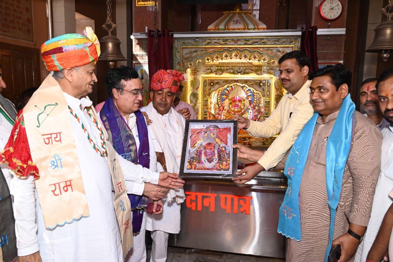 मुख्यमंत्री अशोक गहलोत  का अलवर दौरा,तिजारा के चन्द्रप्रभु जैन मन्दिर की आरती में हुए शामिल