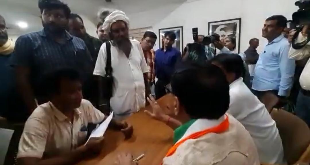 The saint, who reached the Congress's public hearing complaining about the occupation of the ashram, threatened self-immolation, there was a stir in the PCC The saint, who reached the Congress's public hearing complaining about the occupation of the ashram, threatened self-immolation, there was a stir in the PCC
