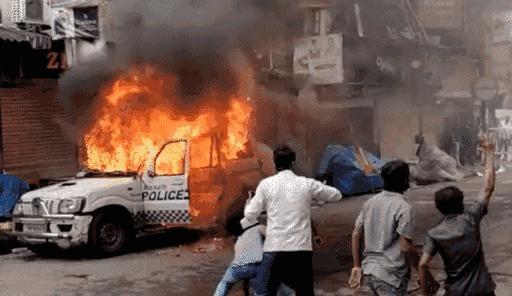 भाजपा का प्रदर्शन, नेता गिरफ्तार, कार्यकर्ताओं ने पुलिस वाहन फूंके, लाठीचार्ज | BJP's demonstration, leader arrested, activists torched police vehicles, lathi-charged