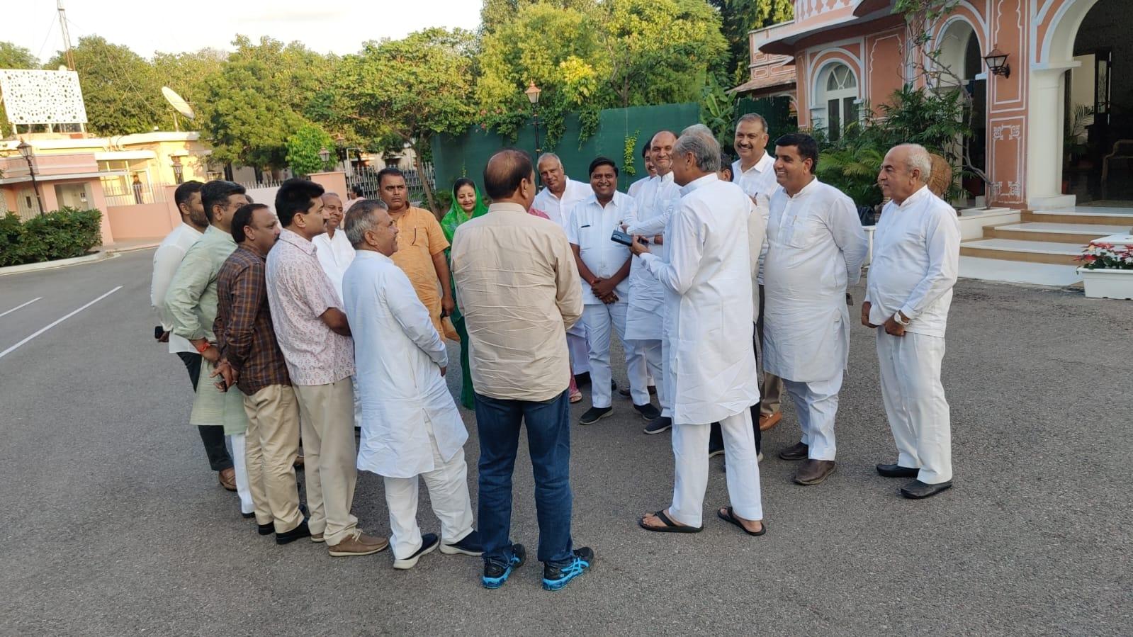 राजस्थान सियासी घटनाक्रम के बीच कई मंत्री और विधायक पहुंचे सीएमआर, सीएम गहलोत से की मुलाकात