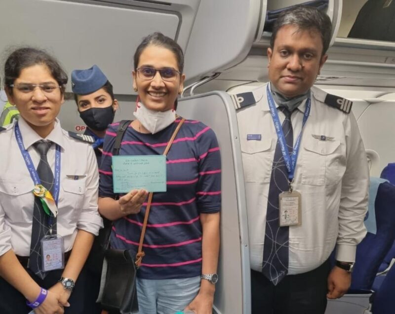 उड़ते प्लेन में हार्ट अटैक पर भीलवाड़ा की बहू महिला डाक्टर ने महिला की जान बचाई