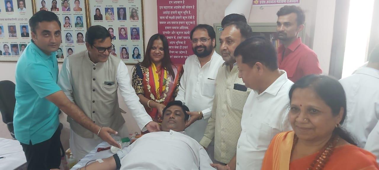 रक्तदान शिविर में 68 यूनिट रक्त एकत्र किया, मूक - बधिर बच्चों को भोजन कराया