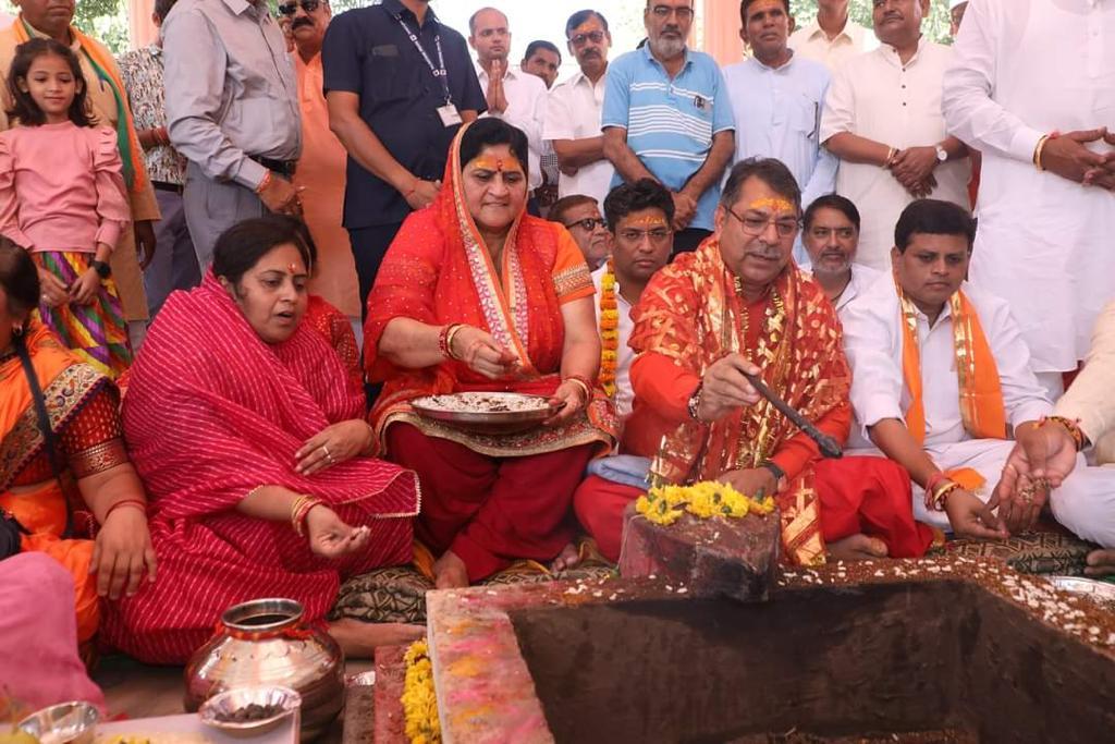 After Vasundhara Raje, now Satish Poonia also offered prayers at Tripura Sundari Temple