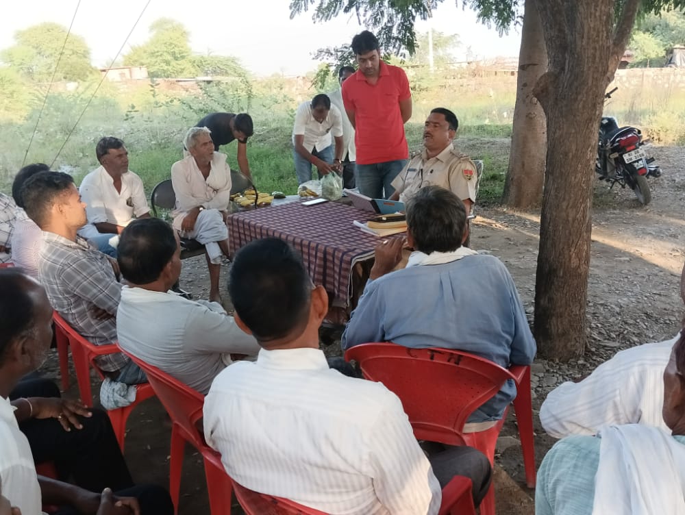 Police station in-charge Narendra Singh Rajawat took CLG meeting, appealed to everyone to celebrate Dipotsav festival peacefully