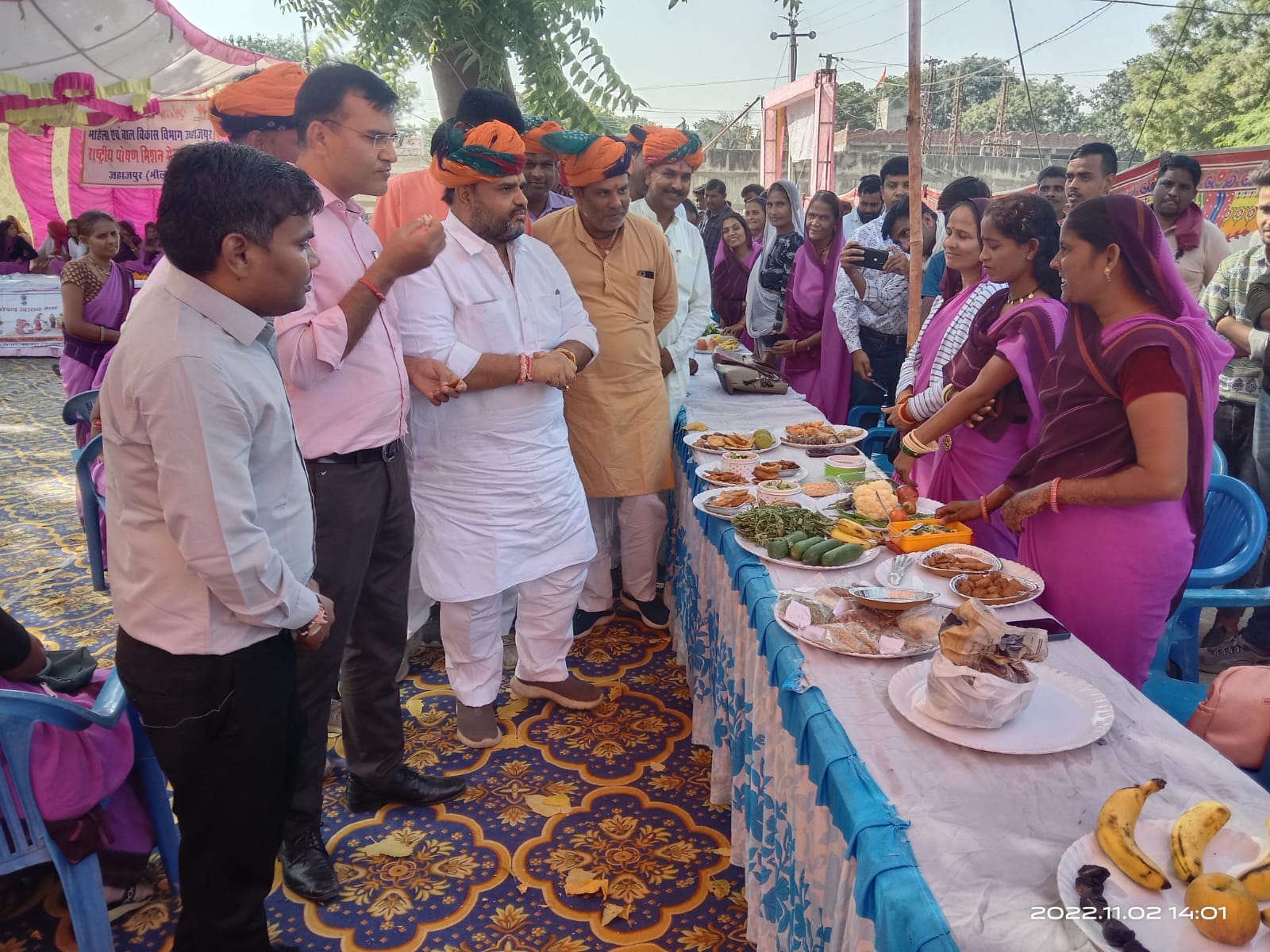 पोषण मेले मे राज्य मंत्री धीरज गुर्जर ने दिया मानवता का परिचय, आंगनबाड़ी कार्यकर्ताओं को स्टेज पर बिठाना चर्चा का विषय 