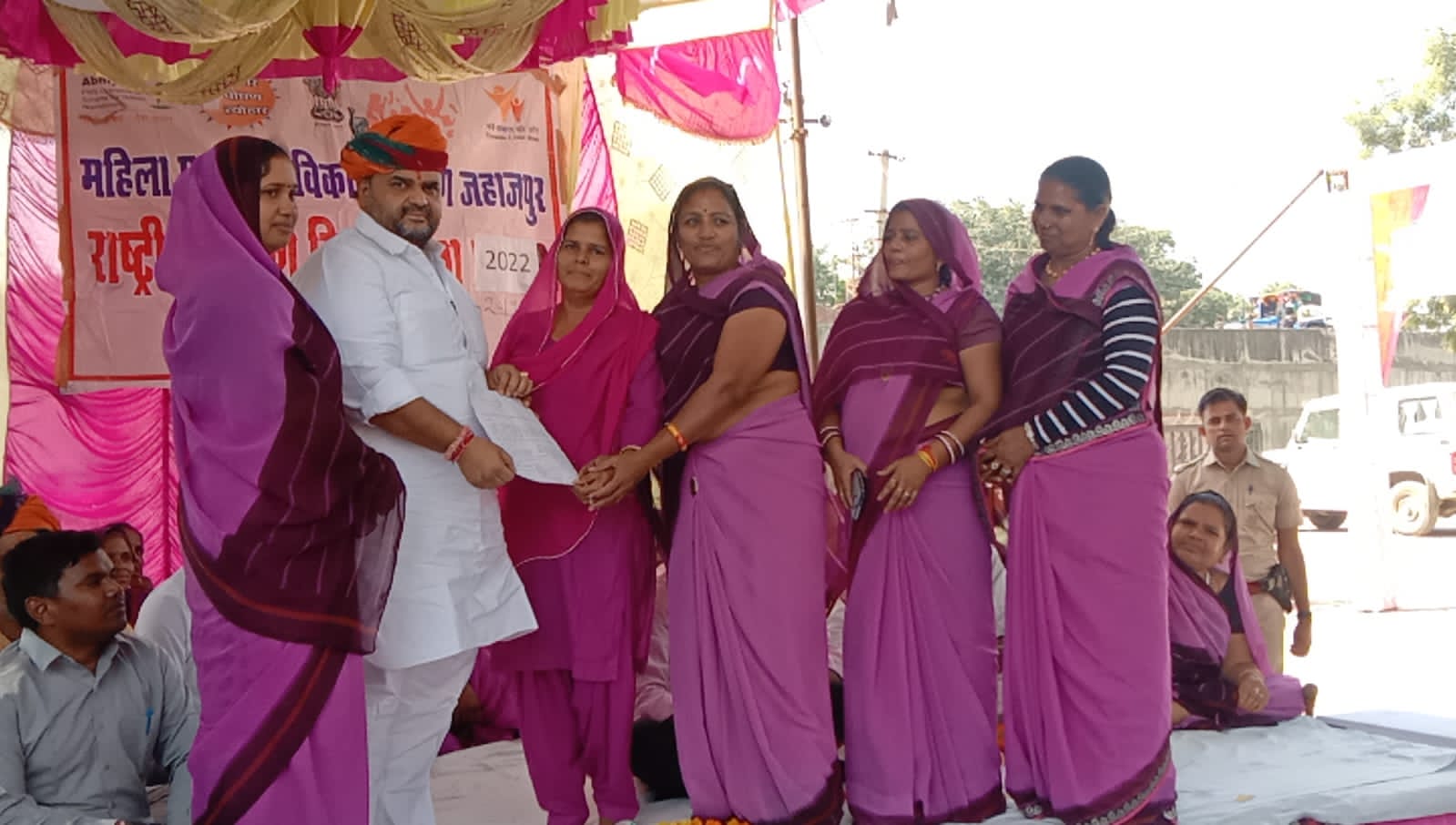 पोषण मेले मे राज्य मंत्री धीरज गुर्जर ने दिया मानवता का परिचय, आंगनबाड़ी कार्यकर्ताओं को स्टेज पर बिठाना चर्चा का विषय 
