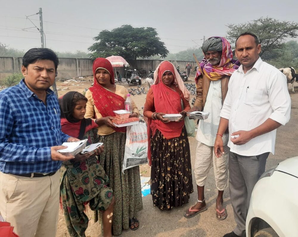 Service work done on Poonam Kularia's birthday, Invocation Sanstha celebrated birthday by feeding food, cowgrass and grains