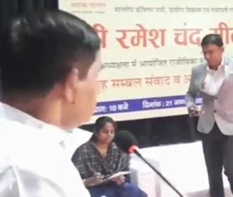 Rajasthan, the minister of Gehlot government removed the collector from the program, insulting the bureaucrats watch video