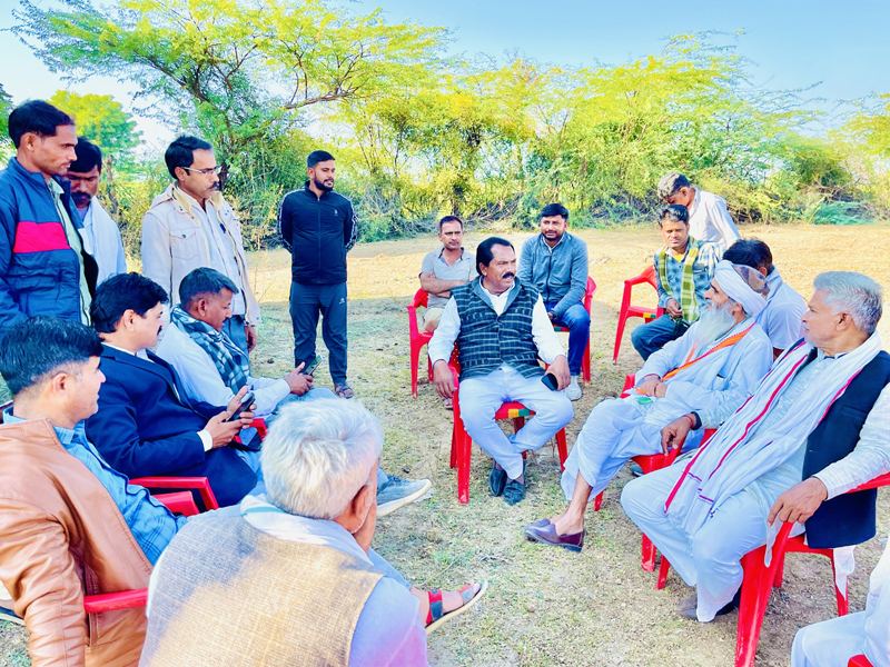 Akbar Khan took stock with the villagers for the Bharat Jodo Yatra