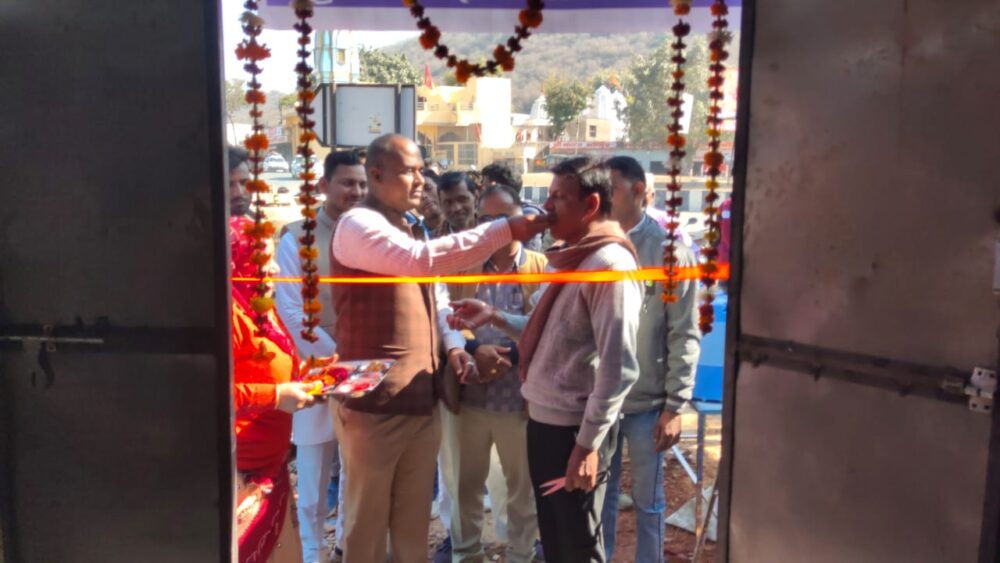 Chairman Naresh Meena inaugurated the new Indira Rasoi at Chawdia Crossroads