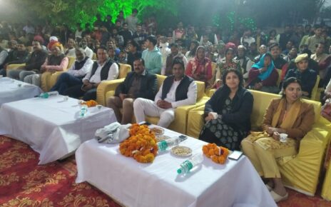 बनास महोत्सव टोंक 2022 के तहत सितार-ए हिंद, शान-ए हिंद पार्टी ने चारबैत कला का प्रदर्शन किया। साथ ही मुशायरा एवं कवि सम्मेलन में महोत्सव में समां बांध दिया