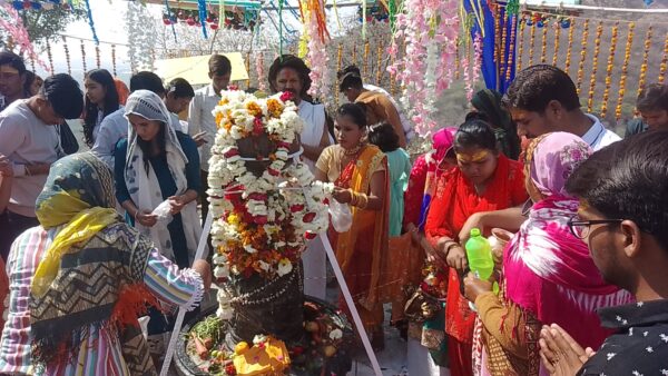 Chants of Har Har Mahadev echoed in Shivalayas on Mahashivratri in Tonk. Crowd of Shiva devotees gathered, pagoda decorated with lights