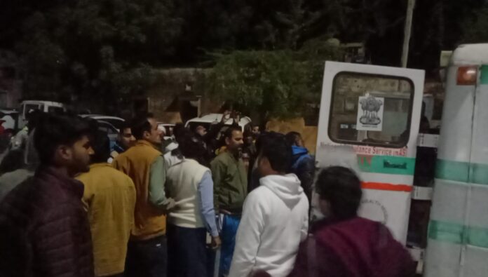 Angry over the death of three youths in a road accident, villagers pelted stones at the police, set five vehicles on fire Angry over the death of three youths in a road accident, villagers pelted stones at the police, set five vehicles on fire