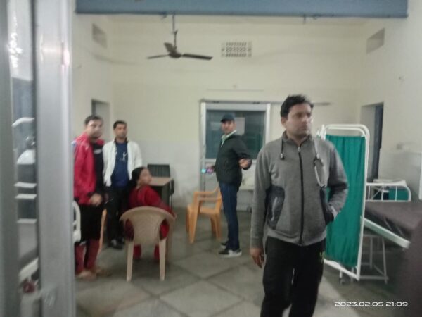 सड़क हादसे में तीन युवकों कि मौत से गुस्साए ग्रामीणों ने पुलिस पर किया पथराव, पांच वाहनों को किया आग के हवाले 