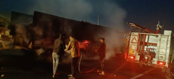 सड़क हादसे में तीन युवकों कि मौत से गुस्साए ग्रामीणों ने पुलिस पर किया पथराव, पांच वाहनों को किया आग के हवाले 