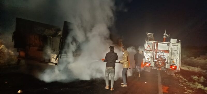 सड़क हादसे में तीन युवकों कि मौत से गुस्साए ग्रामीणों ने पुलिस पर किया पथराव, पांच वाहनों को किया आग के हवाले 