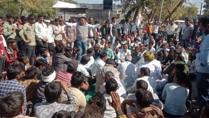 Jahajpur became a cantonment due to the accident, protest outside the subdivision office demanding suspension of Shakkargarh Thanedar