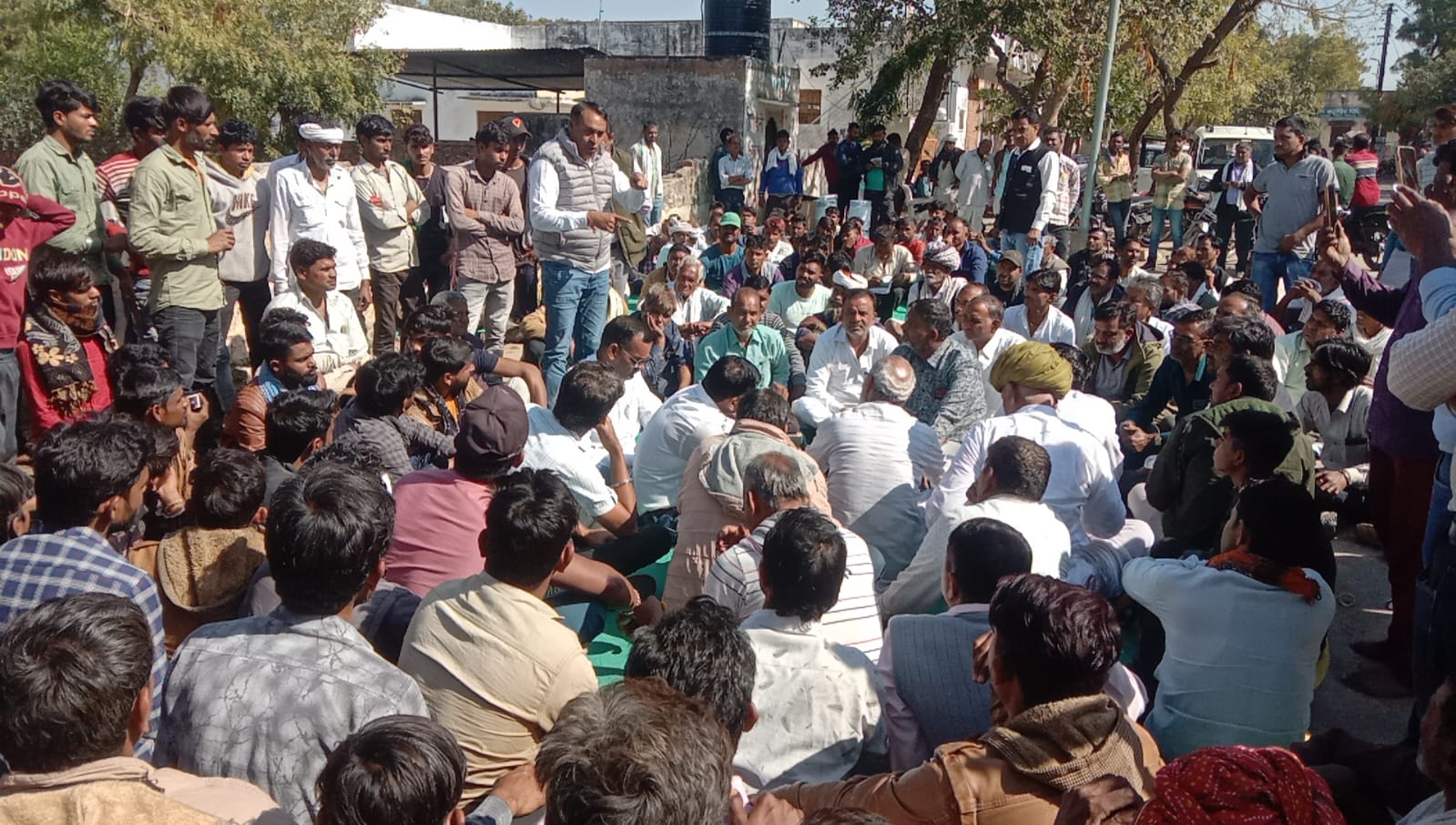 हादसे को लेकर छावनी बना जहाजपुर, शक्करगढ़ थानेदार को निलंबित की मांग लेकर उपखंड कार्यालय के बाहर धरना 