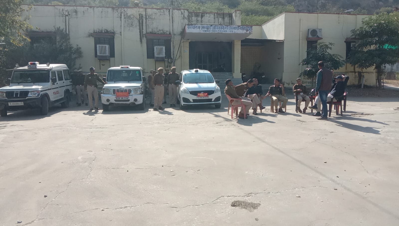 हादसे को लेकर छावनी बना जहाजपुर, शक्करगढ़ थानेदार को निलंबित की मांग लेकर उपखंड कार्यालय के बाहर धरना 