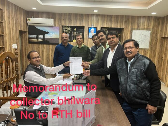 Agitating doctors gave memorandum to collector to stop Right to Health Bill in Bhilwara