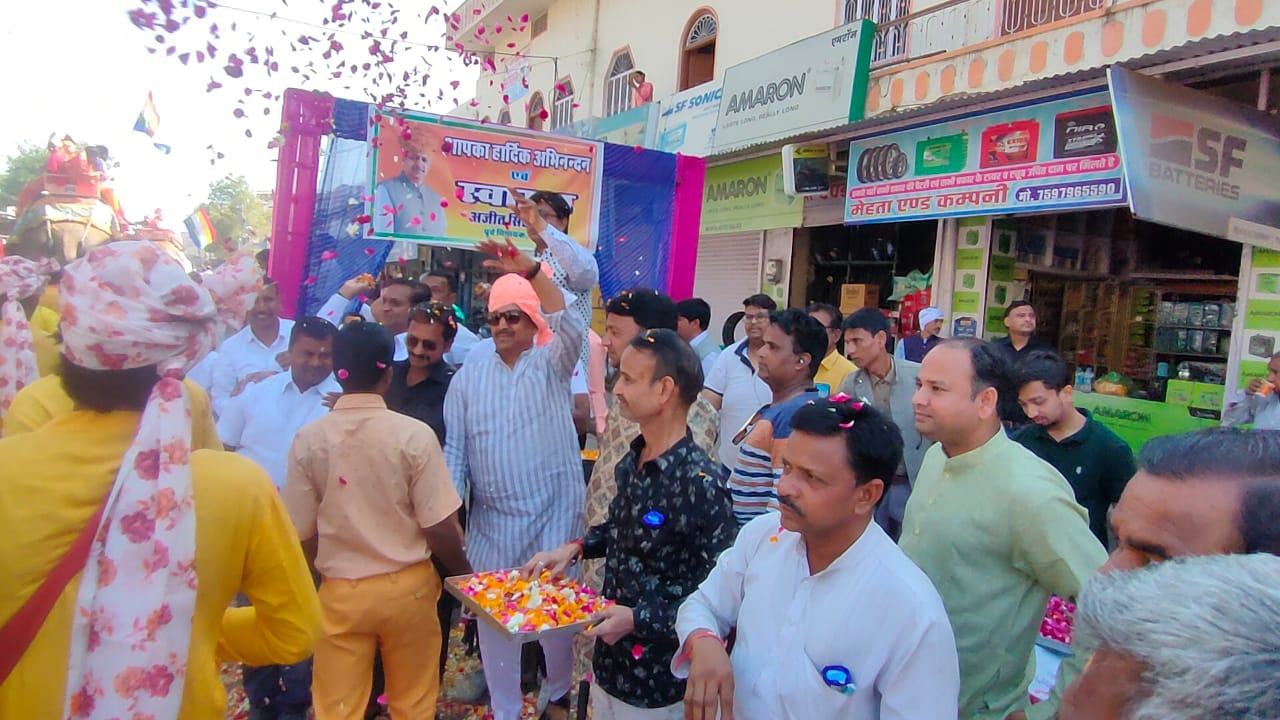 Former Tonk MLA Ajit Singh Mehta welcomed the procession by showering flowers