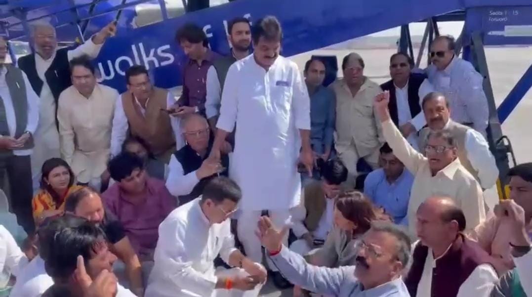 National spokesperson of Congress Pawan Kheda arrested at Delhi airport, got interim bail, Congress leaders protested at the airport
